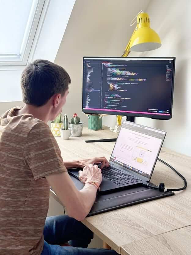 Personne travaillant sur un ordinateur portable, affichant un site web